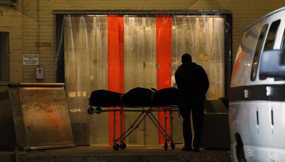 Imagen referencial. Un cuerpo es transportado a un vehículo funerario en un hospital de Estados Unidos. (EFE/EPA/Peter Foley).