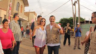 Tilsa Lozano y su suegro bailan y hacen el 'beso vengador' en Cañete [FOTOS]   