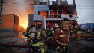 Lurigancho-Chosica: Bomberos tienen más de cuatro horas luchando contra incendio que arrasó con dos almacenes