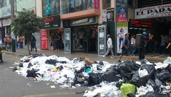 ​Malestar por basura acumulada en Gamarra (FOTOS y VIDEO)