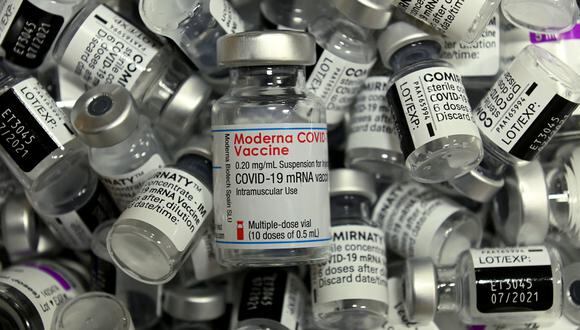 Los viales vacíos de diferentes vacunas contra el COVID-19 se muestran en el centro de vacunación de Rosenheim, en el sur de Alemania. (Foto: Christof STACHE / AFP)