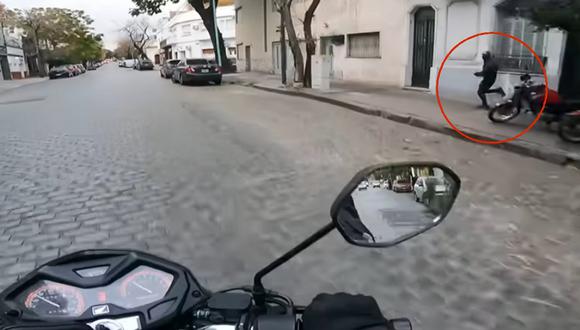 Momento en un motociclista logra que un ladrón deje el celular que le había robado a una mujer. (Foto: captura YouTube)