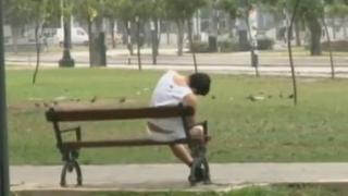 'Peperas' dejaron en calzoncillos a hombre en pleno parque [VIDEO] 