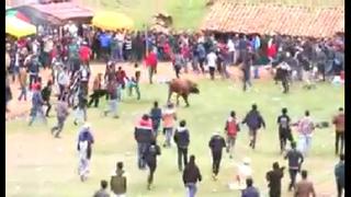 Huancavelica: Sueltan feroces toros en plaza durante Año Nuevo [VIDEO]