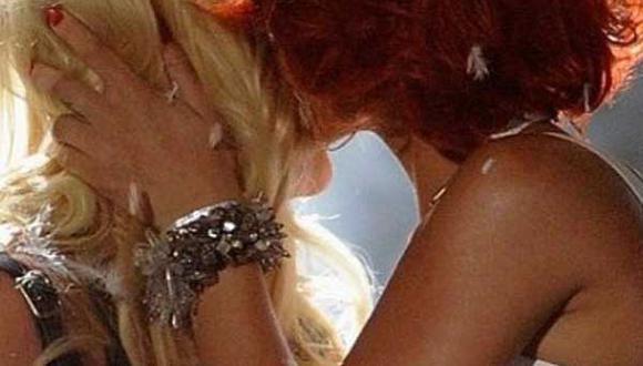 Censuran beso entre Rihanna y Britney durante los premios Billboard 2011