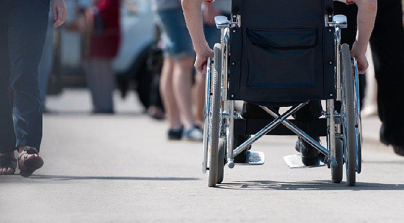 Mal diagnóstico lo postró a silla de ruedas por 43 años y ¡hoy puede caminar!