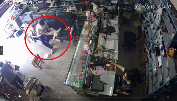La escena tuvo lugar en una tienda de Guangdong, China. (Foto: @titofly | TikTok)
