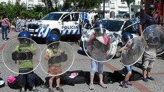 Simulación con niños de una carga policial desata la indignación