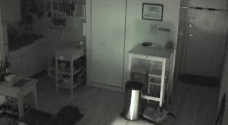 YouTube: ¡Aterrador! Escucha ruidos extraños, pone su cámara y esto es lo que encontró