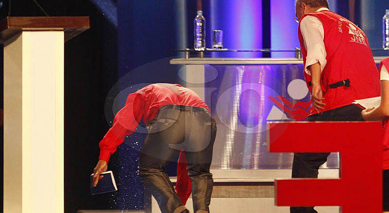 Debate presidencial 2016: Gregorio Santos sufre aparatosa caída  [FOTOS]  