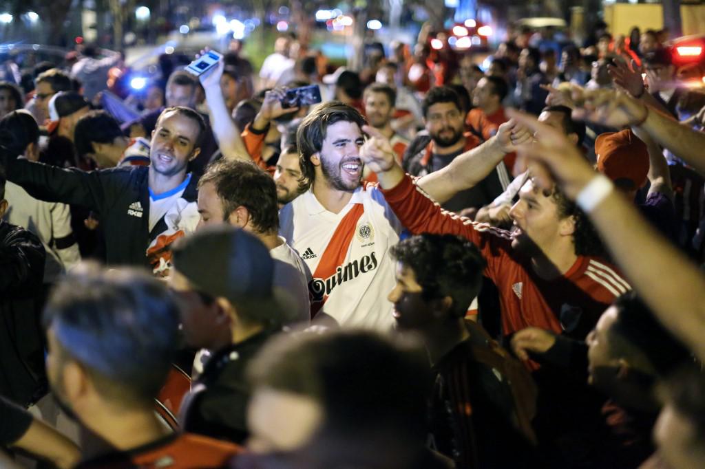 Supporters of Argentina's River Plate wait for the arrival of players at the hotel in Lima on November 20, 2019, ahead of the Copa Libertadores final football match against Brasil's Flamengo to be held there on November 23. (Photo by Luka GONZALES / AFP)