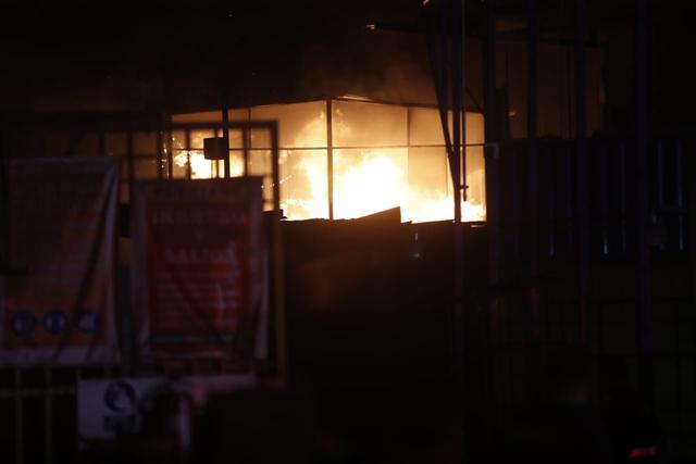 El incendio dentro del Gran Mercado Unicachi viene consumiendo alrededor de 50 puestos, según indicó el noticiero 24 Horas. Como se sabe, el fuego se inició alrededor de las 18:00 horas de este jueves. (Foto: Hugo Perez / @photo.gec)