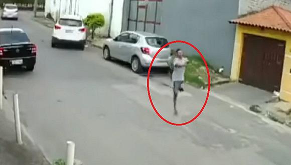 Ladrón con discapacidad roba vehículo con otro delincuente (VIDEO)