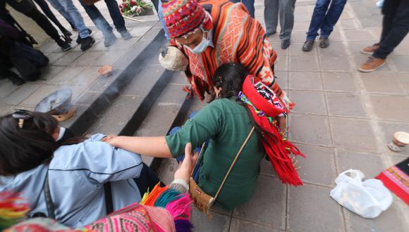 Cusco: candidata Verónika Mendoza cae al suelo durante homenaje a Túpac Amaru II (Foto: Juan Sequeiros)