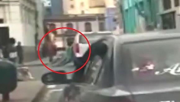 Centro de Lima: Mujer es arrastrada por chofer de combi sin piedad [VIDEO]