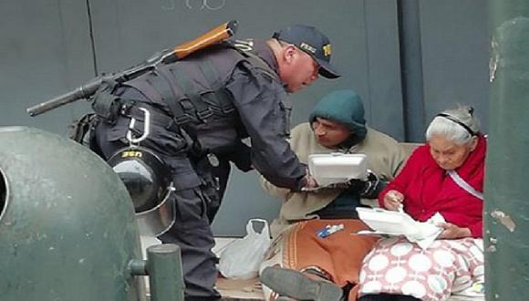 Policía emociona en redes por dar de comer a anciana y su hijo en el Centro de Lima