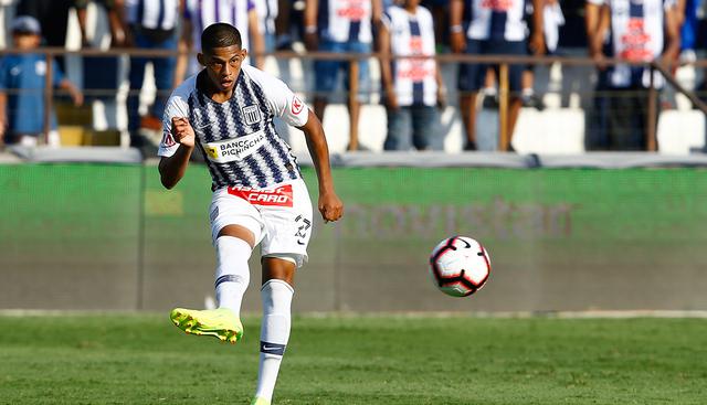 Y la camiseta de este año tuvo mangas blancas y un estilo peculiar en las franjas que se armaron a partir de la unión de muchos rombos. (Foto: Archivo GEC)