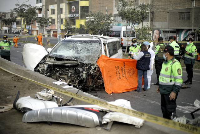 Un accidente ocurrió esta madrugada a la altura del kilómetro 11 de la avenida Túpac Amaru, en el distrito de Comas, y dejó un policía fallecido y otras dos personas heridas.
Foto: César Grados /@photo.gec