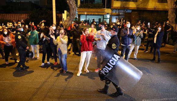 Los vecinos del mandatario salieron de sus viviendas para recibirlo. (Foto: Alessandro Currarino / @photo.gec)