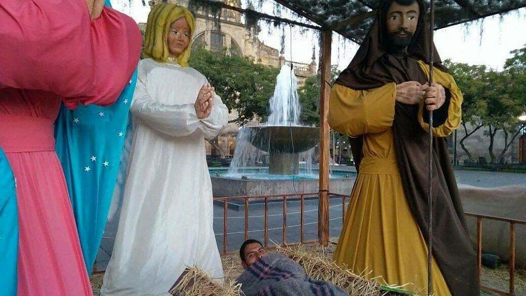 Vagabundo hace suyo pesebre del Niño Dios por intenso frío (FOTOS)