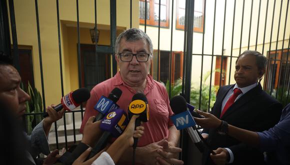 Juan Carlos Tafur declaro a la prensa afuera de su vivienda, objeto de un allanemiento como parte del operativo 'Valkiria XI'. Foto: GEC / Britannie Arroyo