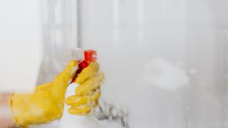 Secretos para limpiar un espejo del baño sin dejarle marcas