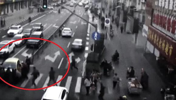 Niño es atropellado, peatones se desesperan y levantan auto en peso (VIDEO)