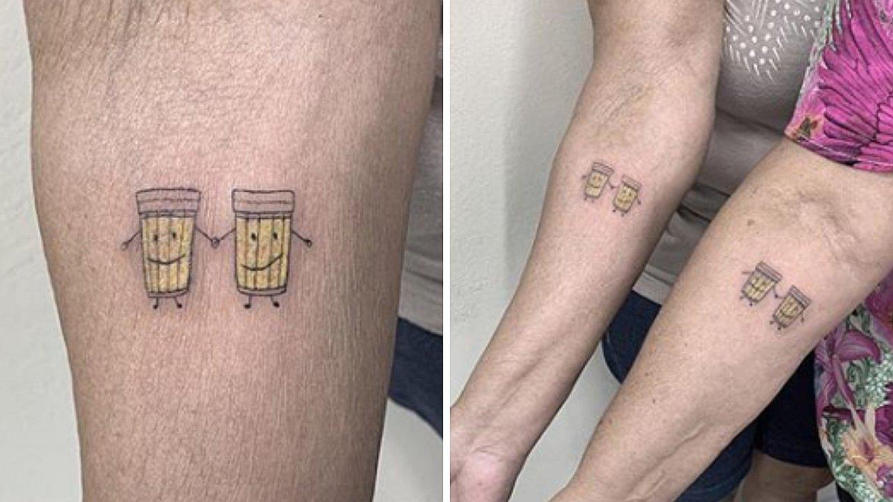 Abuelitas se tatúan dos cervezas para celebrar su amistad | FOTOS
