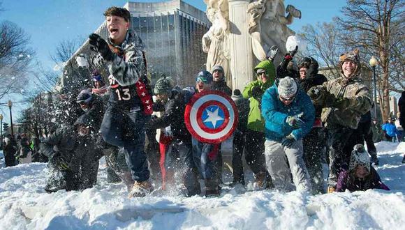 Arman guerra de bolas de nieve con temática "Star Wars" y reúnen a cientos