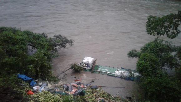 Huánuco: Vehículo pesado acabó en las orillas del río.