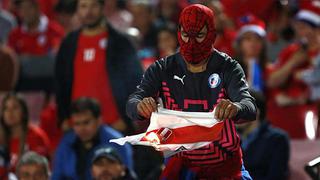Chile: Hincha enmascarado quema camiseta peruana en el Estadio de Santiago 