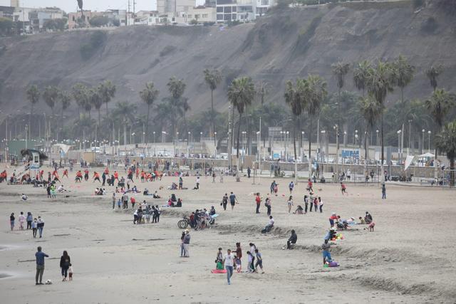 Una gran cantidad de personas acudió este sábado a la playa Agua Dulce, ubicado en el distrito de Chorrillos. Britanie Arroyo / @photo.gec