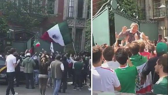 Mexicanos toman embajada de Corea del Sur y alzan en hombros a embajador (VÍDEOS)