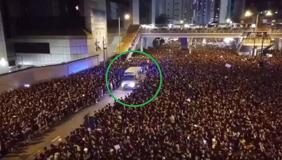 Dos millones de manifestantes abrieron paso a una ambulancia en solo segundos│VIDEO