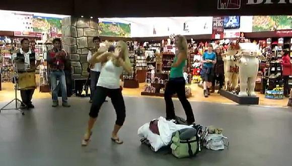 YouTube: Turistas hacen gracioso baile en nuestro aeropuerto y se vuelve viral [VIDEO]