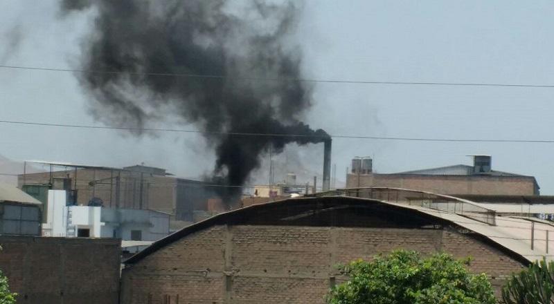 SJL: Fábricas emiten grandes cantidades de humo [VIDEOS]