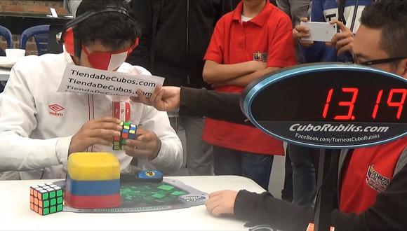 Peruano rompe récord mundial en armar cubos con los ojos vendados [VIDEO]  