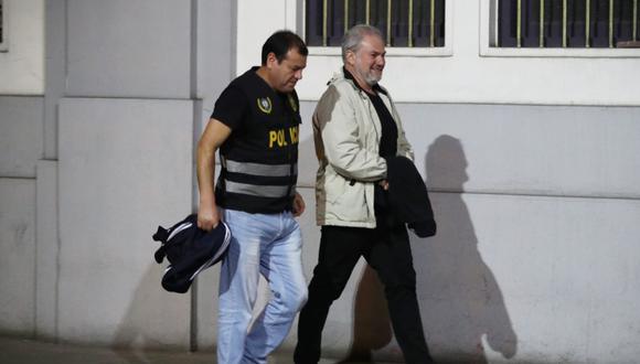 Periodista Mauricio Fernandini sigue detenido en la sede de la  Prefectura de Lima. Fotos: jorge.cerdan/@photo.gec