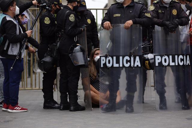 Una mujer en avanzado estado de gestación se resistió a abandonar la marcha convocada en el Centro de Lima contra la vacancia a Martín Vizcarra y la juramentación de Manuel Merino