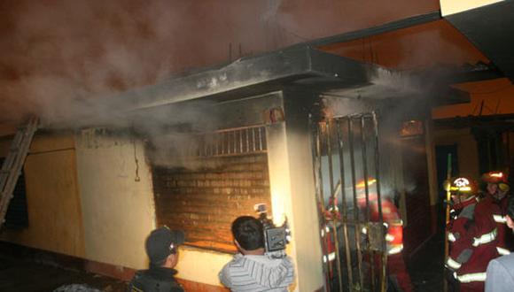 Incendio consume un puesto en mercado de Villa el Salvador