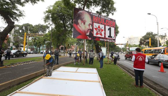 JNE realiza operativo de retiro de paneles con publicidad electoral en la Avenida Salaverry en el distrito de Jesús María
Fotos: Manuel Melgar