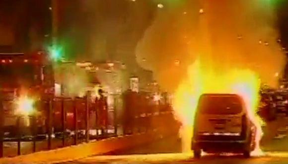 Cercado de Lima: taxi se incendia frente a estación del Metropolitano