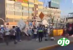Gresca entre barristas de Universitario y Sporting Cristal causa caos en exteriores de Estadio Monumental (VIDEO)