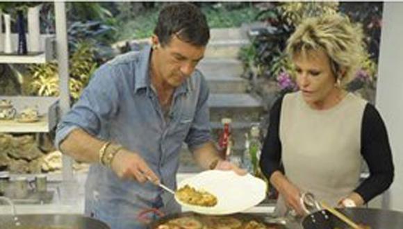 Video: Antonio Banderas cocina paella en TV de Brasil 