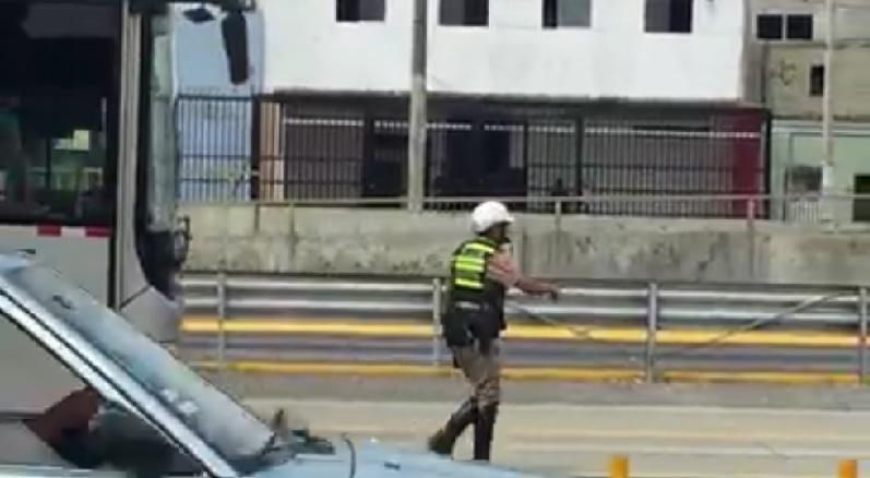Facebook: Así paró un policía el Metropolitano para salvar un gatito [VIDEO]