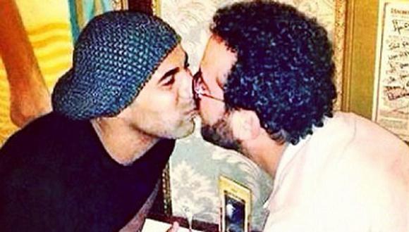 Polémica foto de un jugador del Corinthians besando a un hombre