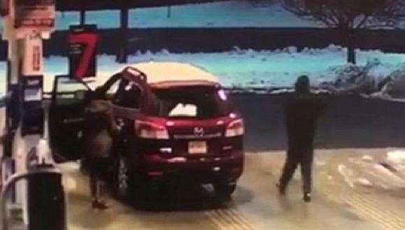 Twitter: mujer sufre el robo de su auto pero antes hace esto con el ladrón (VIDEO)