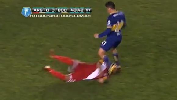 Futbolista argentino intenta trabar con la cabeza y pierda tres dientes [VIDEO]