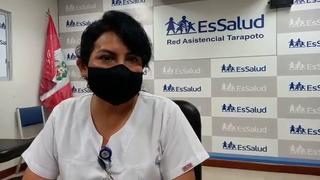 Enfermera hospitalizada tras vacunarse: Solo fue una “reacción adversa común” | VIDEO