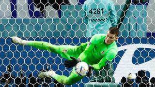 Dominik Livakovic se consagró como figura en Croacia: el portero atajó tres penales a Japón en el Mundial 2022